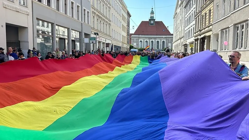 Mehrere-hundert-Menschen-kamen-zum-CSD-in-der-Grenzstadt