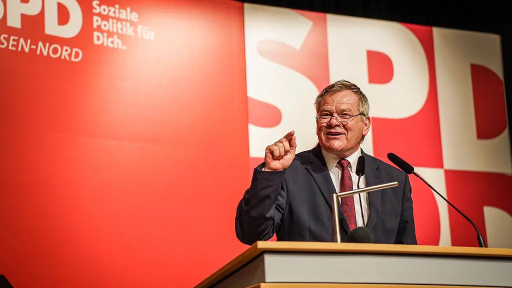 Spies-ist-zum-neuen-Bezirksvorsitzenden-der-SPD-Hessen-Nord-gewaehlt-worden