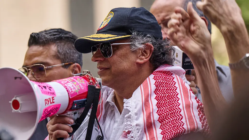 2025-09-27T023119Z-1705508055-RC2PZGAI8CJH-RTRMADP-3-USA-COLOMBIA-PETRO