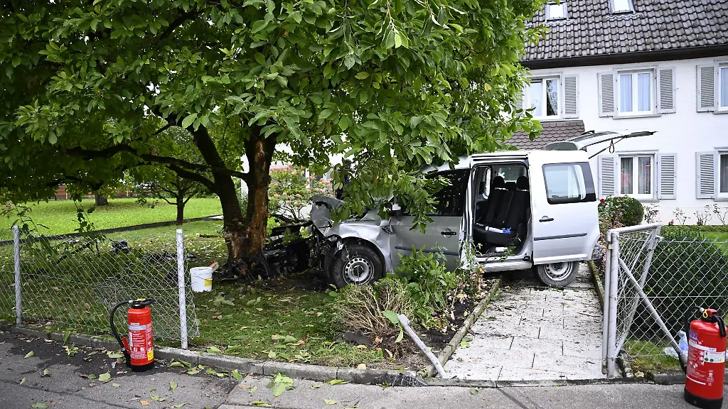 Alle-drei-Insassen-wurden-verletzt-zwei-von-ihnen-schwer