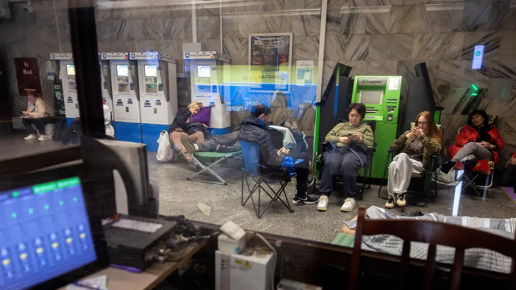 2025-09-28T022748Z-705100240-RC2Q0HAKVK5G-RTRMADP-3-UKRAINE-CRISIS-ATTACK-KYIV