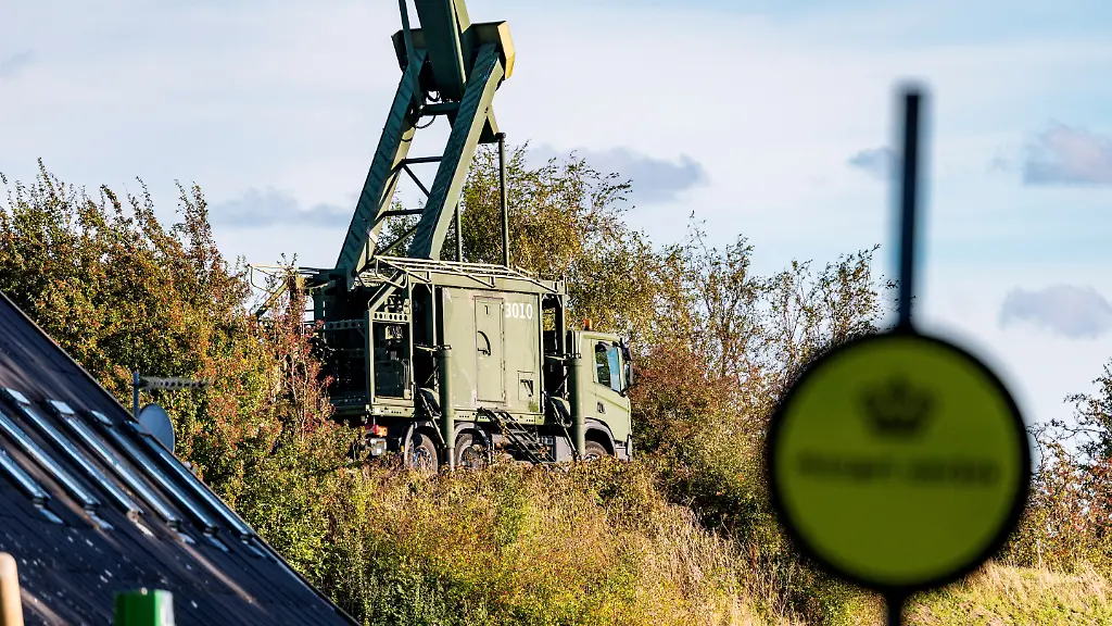 2025-09-26T181524Z-152393791-RC2RZGAS8OWX-RTRMADP-3-DENMARK-AIRPORT-DRONES