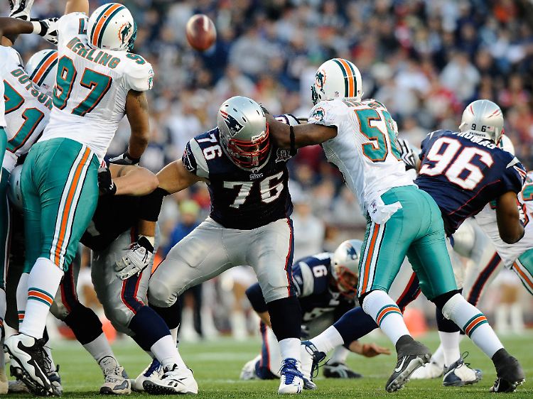 Vollmer (Mitte) setzt sich durch (hier bei einem Spiel gegen die Miami Dolphins im November 2009. Die Patriots gingen mit 27:17 als Sieger vom Platz).