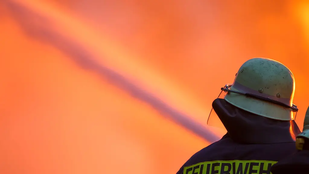 Die-Feuerwehr-rueckte-mit-einem-Grossaufgebot-aus-und-loeschte-das-Feuer