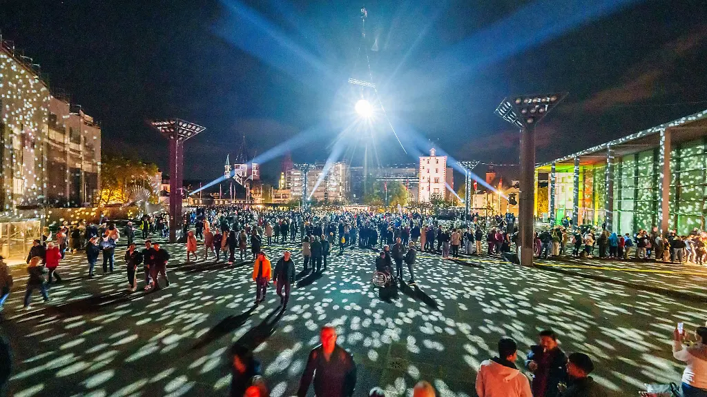 Auch-zur-dritten-Ausgabe-von-Mainz-leuchtet-kamen-wieder-Tausende-Besucherinnen-und-Besucher-in-die-Landeshauptstadt