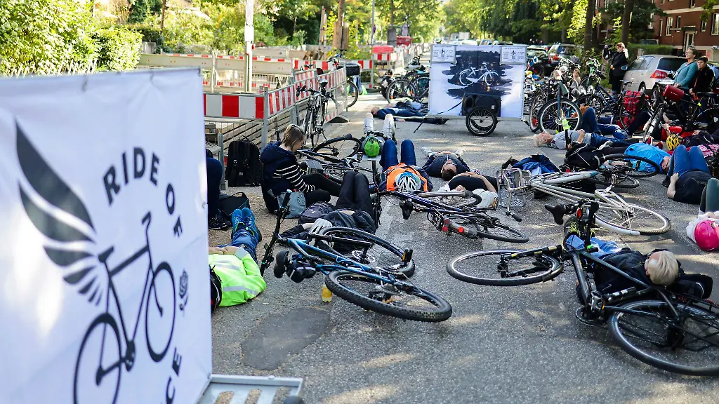 Radfahrer-haben-sich-auf-die-Fahrbahn-gelegt-um-gegen-eine-ihrer-Ansicht-nach-zu-autofreundliche-Verkehrspolitik-zu-protestieren