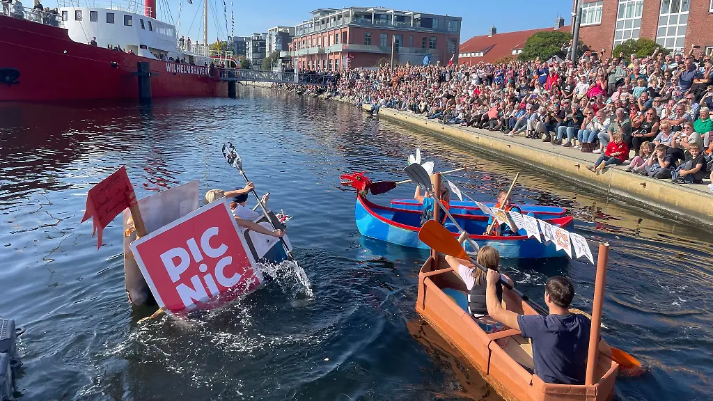 Zur-14-Papierboot-Regatta-in-Wilhelmshaven-sind-sieben-Teams-angetreten-Hunderte-Schaulustige-verfolgten-das-Spektakel