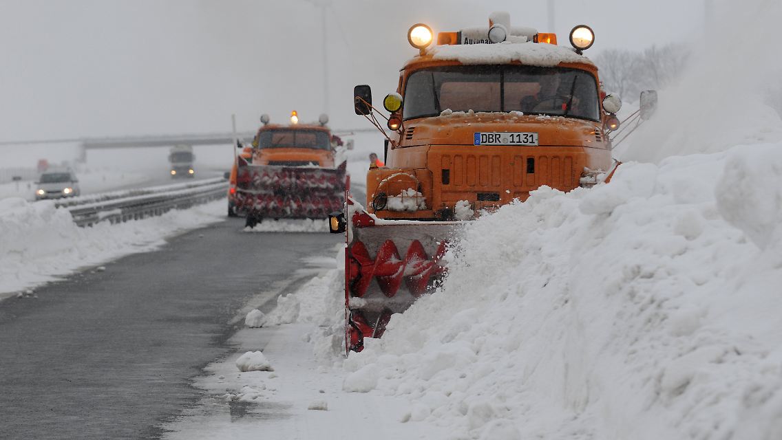 Aufräumarbeiten auf der A20 zwischen Jarmen und Greifswald.