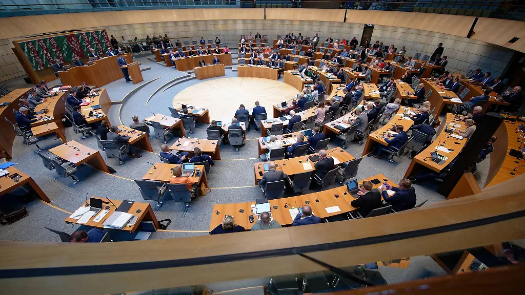 Blick-in-den-Plenarsaal-des-Duesseldorfer-Landtags