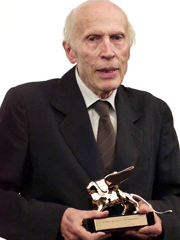 Rohmer im Jahr 2001 beim Filmfestival in Venedig, wo er den "Goldenen Löwen" für sein Lebenswerk erhalten hat.