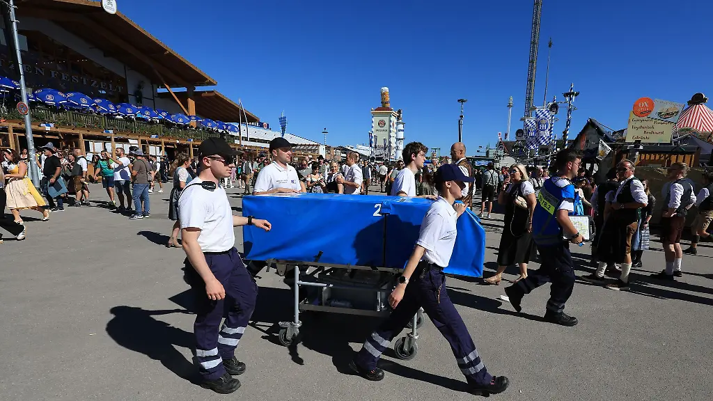 Etliche-Male-am-Tag-muss-der-Rettungsdienst-auf-dem-Oktoberfest-ausruecken