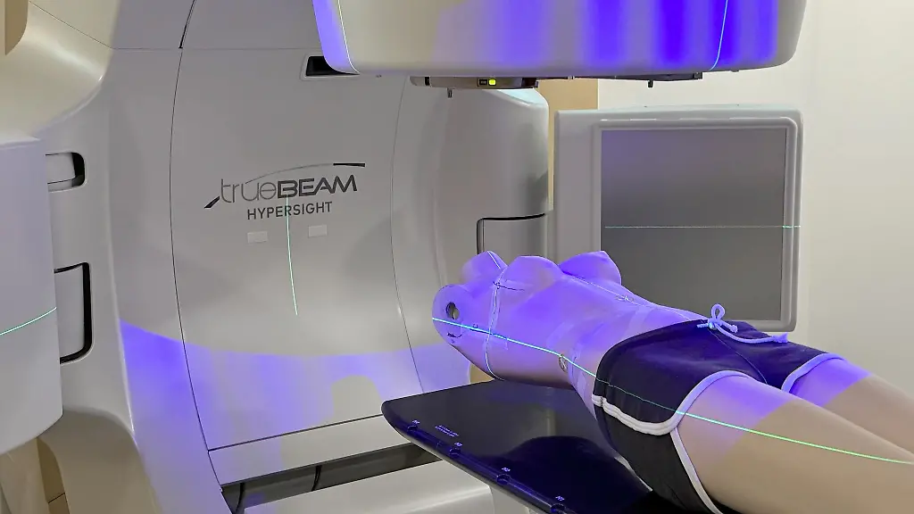 Der-neue-Linearbeschleuniger-soll-Behandlungen-von-Krebspatientinnen-und-patienten-schneller-und-praeziser-machen
