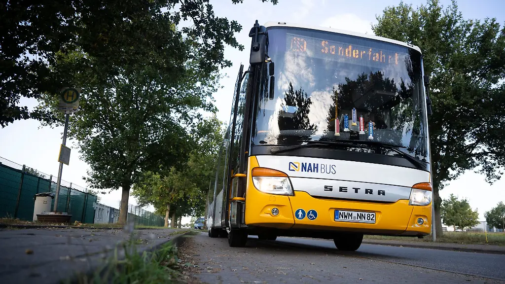 Ein-Bus-brachte-die-Gefluechteten-am-Morgen-in-eine-neue-Unterkunft