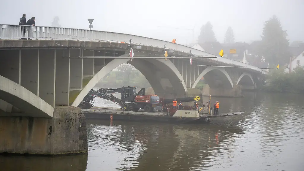 Nacht-rammt-ein-Schiff-gleich-zwei-Moselbruecken-morgens-im-Nebel-muessen-Einsatzkraefte-auf-der-Suche-nach-Schaeden-genau-hinschauen
