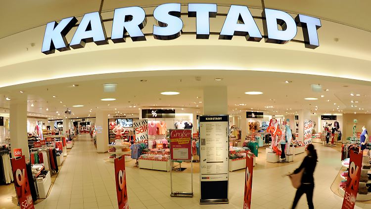 Natürlich ist auch das Wetter schuld: Ein milder Winter und ein kühler Sommer brachten nicht genug Umsatz im Kleidergeschäft, heißt es bei Karstadt.