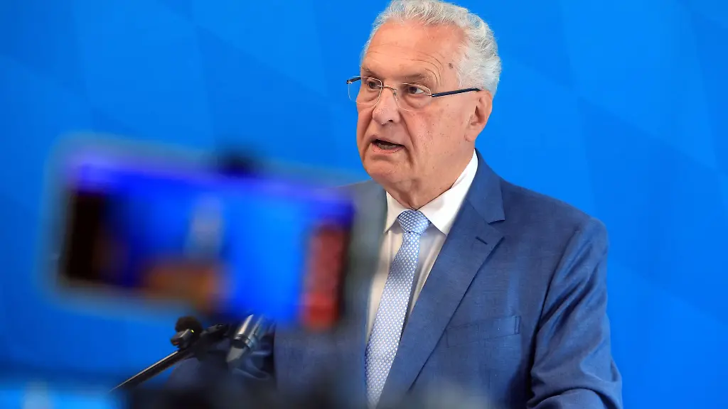 Bayerns-Innenminister-Joachim-Herrmann-CSU-hat-die-Aenderungen-per-Anweisung-verfuegt