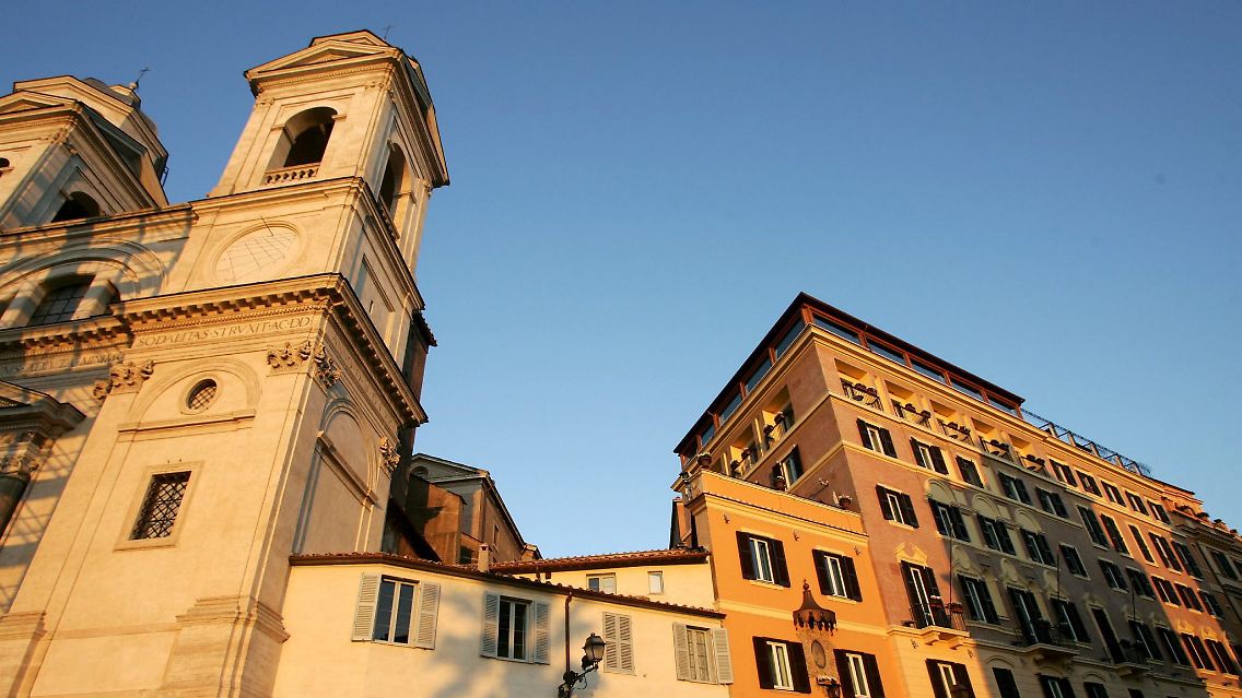 Oberhalb der Spanischen Treppe: die Kirche Santa Trinità dei Monti.