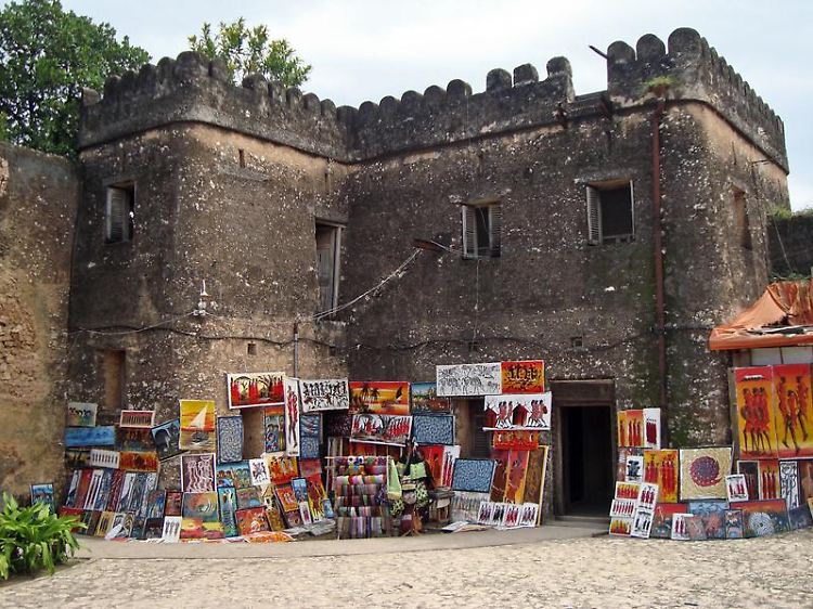 Die Festung als Verkaufsstand: Um das alte Fort in Stone Town auf Sansibar bieten viele Künstler ihre Werke an.