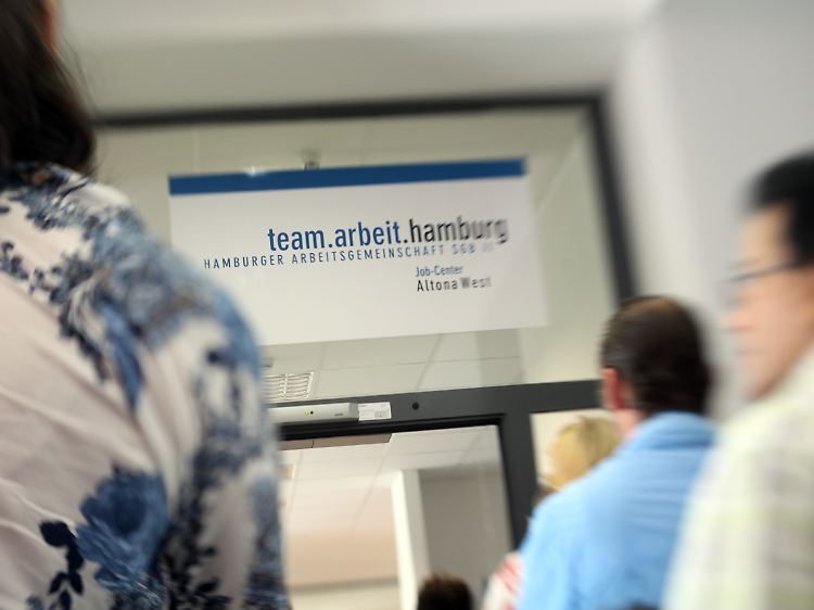 Schlange vor einem Hamburger Job-Center.