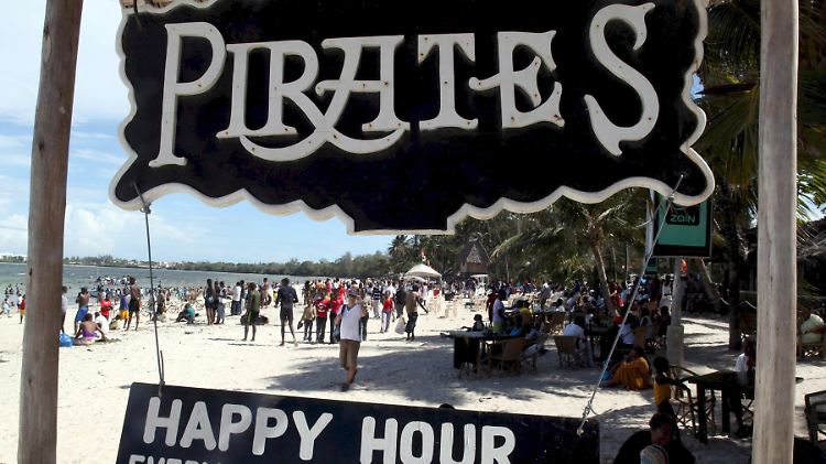 Piraten-Bar in Mombasa: Von Daressalam bis Mombasa locken am Indischen Ozean viele Strände.