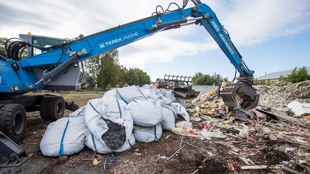 Eine-deutsche-Abfallfirma-soll-illegal-Muell-entsorgt-haben-der-nun-vom-Freistaat-Bayern-zurueckgeholt-werden-muss