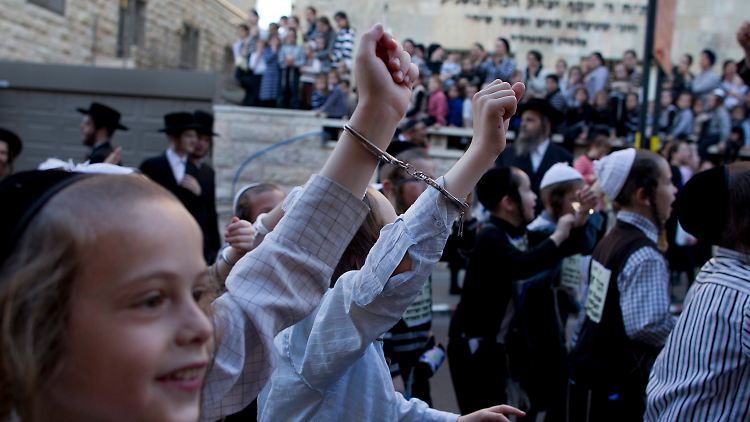 Proteste in einer Schule von Ultra-Orthodoxen gegen die Pläne der Wehrpflicht.