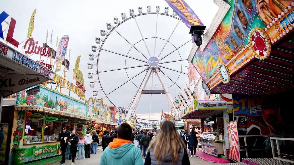 Kurzes-Innehalten-auf-dem-Kramermarkt-in-Oldenburg-in-Gedenken-an-die-schreckliche-Tat-vom-Vortag