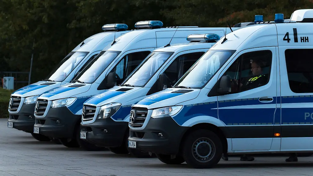 Einsatzfahrzeuge-der-Polizei-stehen-vor-der-Arena