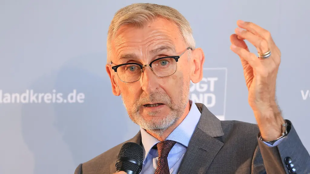 Der-saechsische-Innenminister-Armin-Schuster-CDU-spricht-sich-fuer-eine-rasche-Neuregelung-bei-Ukraine-Fluechtlingen-aus