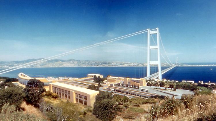 "Il Ponte sullo stretto" (Die Brücke über die Meerenge) bekam 2005 grünes Licht. Die Brücke ist fast drei Mal so lang wie die Golden-Gate-Brücke in San Francisco und der Bau kostet mehrere Milliarden Euro. Allerdings steht der Zeitpunkt ihrer Fertigstellung in den Sternen.