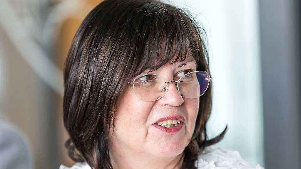 Sprembergs-Buergermeisterin-Christine-Herntier-wird-fuer-ihr-Engagement-gegen-Rechtsradikalismus-ausgezeichnet