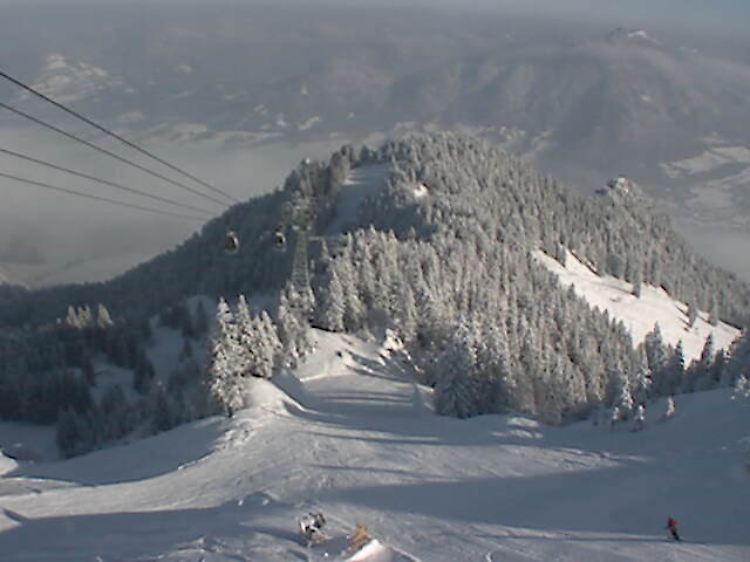 Die Webcam zeigt zwei Gondeln der Brauneck-Bergbahn zwischen dem Brauneck und Lenggries.