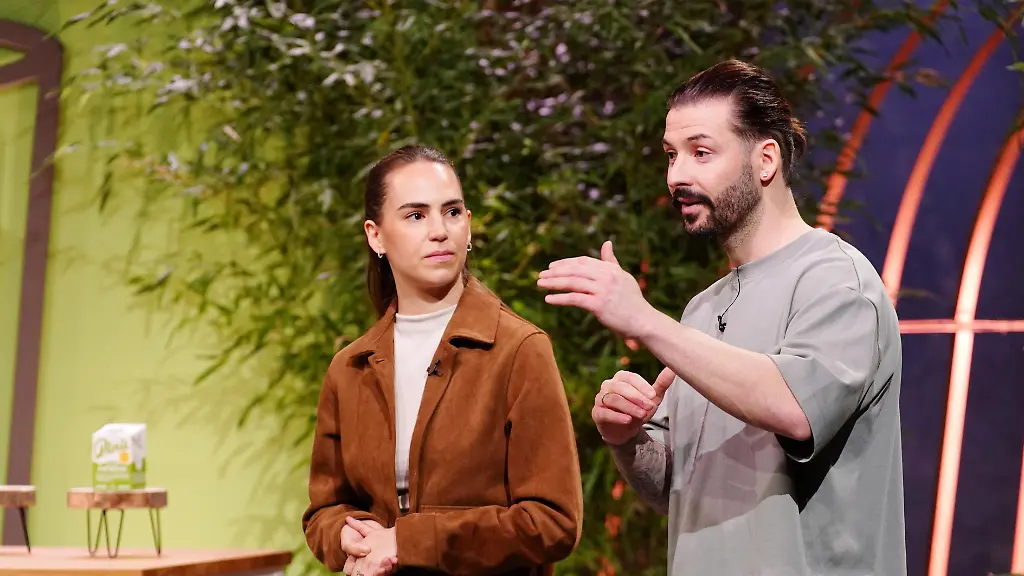 Ex-Profikicker-Marvin-Plattenhardt-und-seine-Frau-Sara-stellen-ihr-Pistaziengetraenk-vor