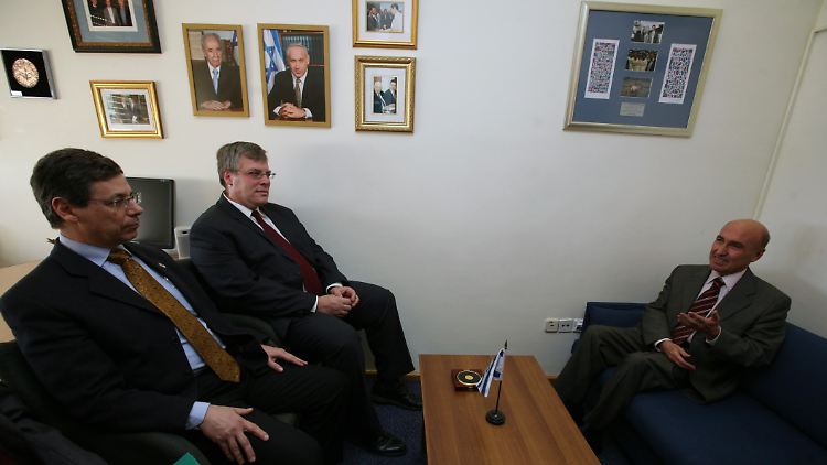 Der türkische Botschafter Ahmet Oguz Celikkol (rechts) sitzt während des Termins auf einem niedrigen Sofa.