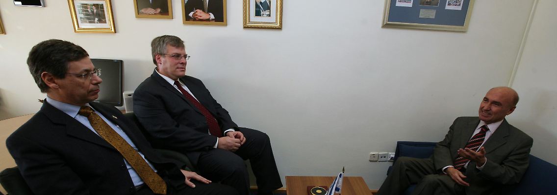 Der türkische Botschafter Ahmet Oguz Celikkol (rechts) sitzt während des Termins auf einem niedrigen Sofa.