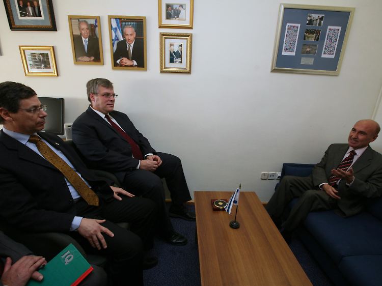 Der türkische Botschafter Ahmet Oguz Celikkol (rechts) sitzt während des Termins auf einem niedrigen Sofa.