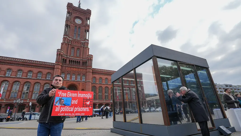 Die-Installation-vor-dem-Rathaus-zeigt-wie-eine-Zelle-im-beruechtigten-Silivri-Gefaengnis-in-der-Tuerkei-aussieht