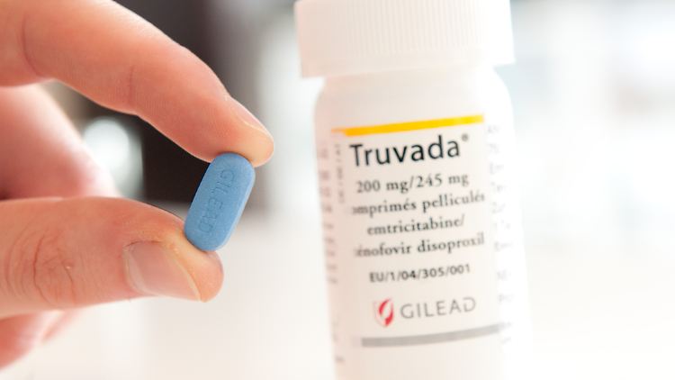 Das blaue Wunder. Jede einzelne verhinderte Infektion zähle, egal ob durch Aufklärung, Abstinenz, Kondome oder eben "Truvada" - sagen Befürworter des Präventionsmittels.