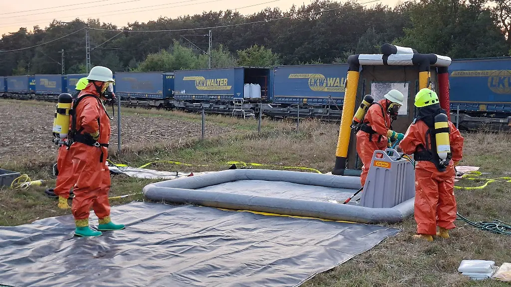Grosseinsatz-fuer-die-Feuerwehr-an-einer-Bahnstrecke