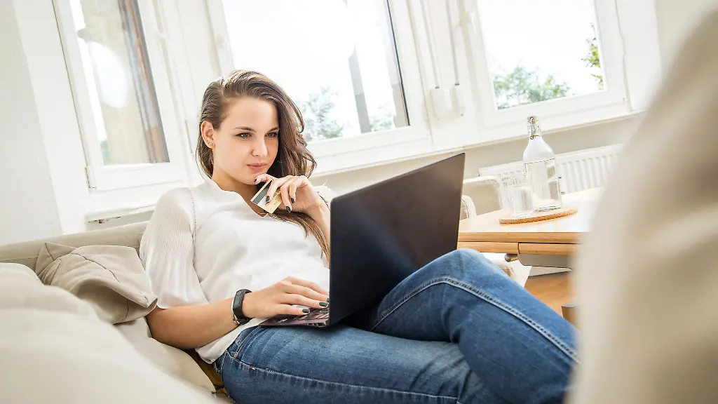 Einfach-von-der-Couch-zu-Hause-ueber-den-Laptop-oder-unterwegs-mit-dem-Smartphone-zu-shoppen-ist-fuer-uns-zu-einer-Selbstverstaendlichkeit-geworden