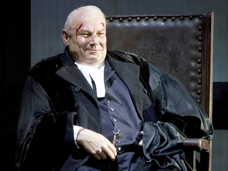 Brandauer mimt während einer Fotoprobe den Dorfrichter Adam.