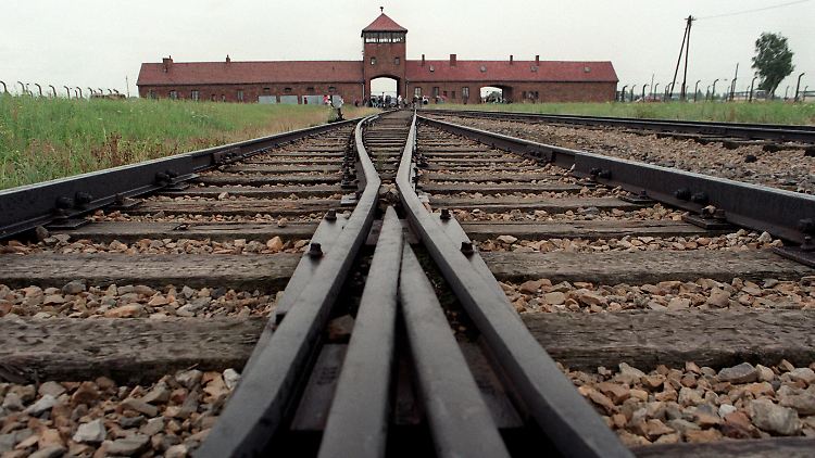 15.700 Juden soll Csatáry in das Konzentrationslager Auschwitz geschickt haben.
