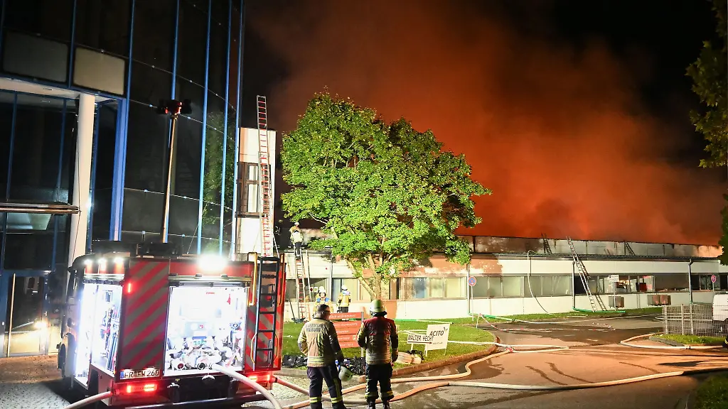 Die-Feuerwehr-war-mit-mehr-als-200-Einsatzkraeften-vor-Ort