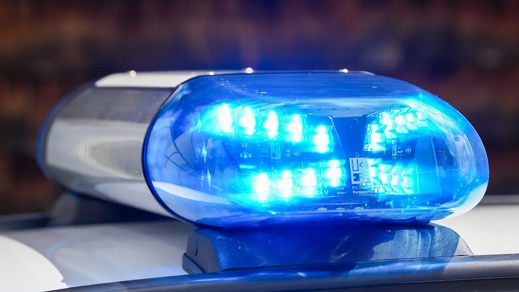 Polizei-und-Krankenwagen-eilen-den-Verletzten-zu-Hilfe