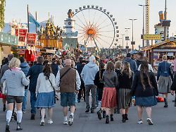 "O'zapft is" nur mit Ticket?: Brauerpräsident fordert beim Oktoberfest Einführung von Eintrittspreis