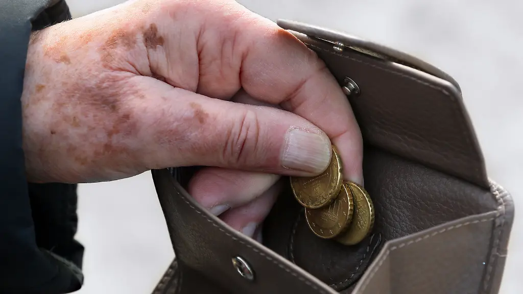Wenig-Geld-im-Portemonnaie-Etwa-20-Prozent-der-Menschen-im-Ruhestand-muessen-mit-weniger-als-1400-Euro-im-Monat-auskommen