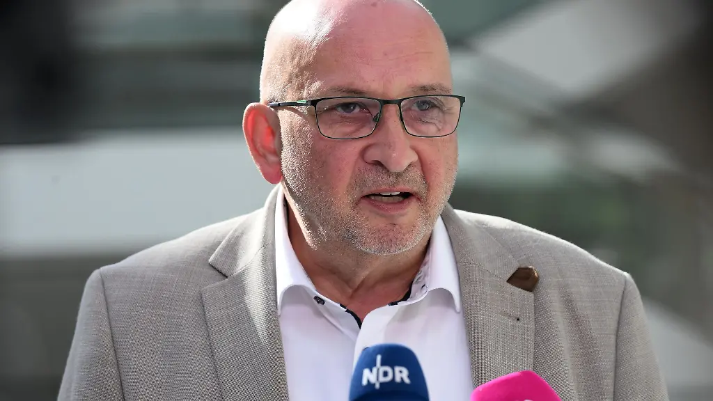 Bahnt-sich-in-der-rot-gruenen-Koalition-ein-Streit-ums-Verbrenner-Aus-an-Gruenen-Fraktionschef-Schulz-Hendel-beschwoert-Einigkeit