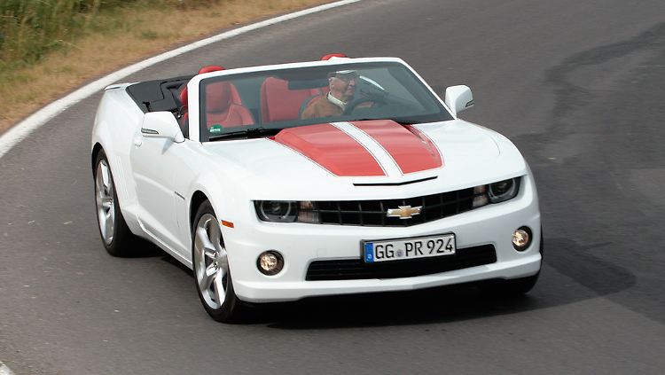 Wem der Camaro noch nicht auffällig genug ist, bestellt sich die Streifen für 500 Euro dazu.