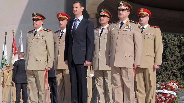 Assad (M.) mit den Führern seiner Armee. Im Bild rechts von ihm der getötete Verteidigungsminister Radschha. Links steht Fahd al-Freidsch, der zum neuen Verteidiguingsminister ernannt wurde.