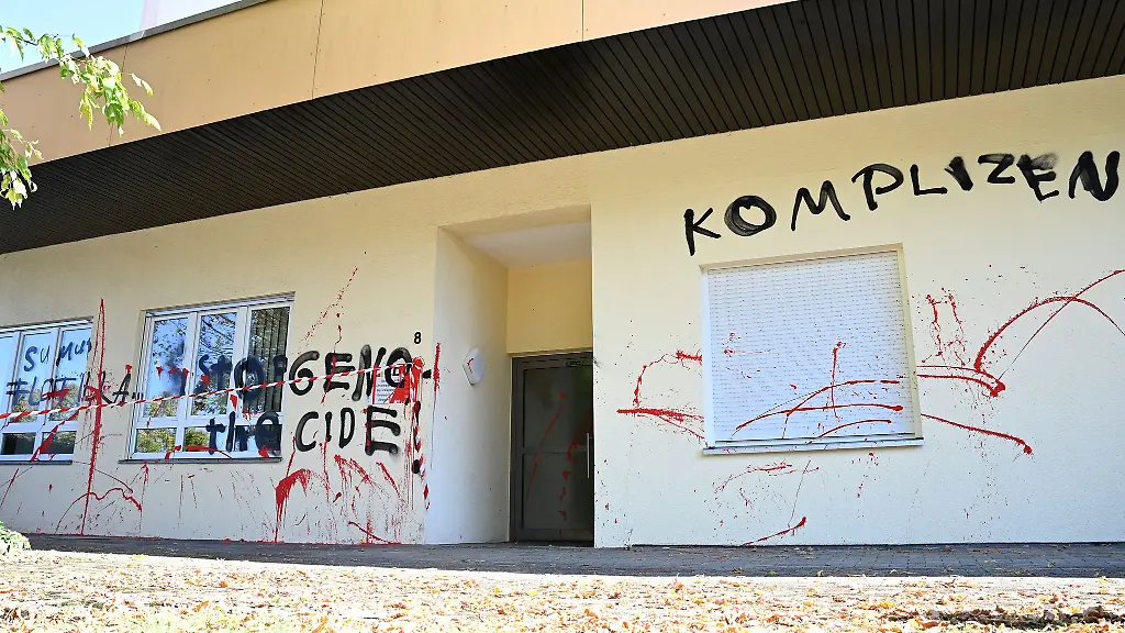 Stop-Genocide-steht-unter-anderem-am-Gebaeude-des-CDU-Bueros